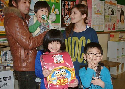 ぴかぴかのランドセルにピースの新一年生とおねえちゃん