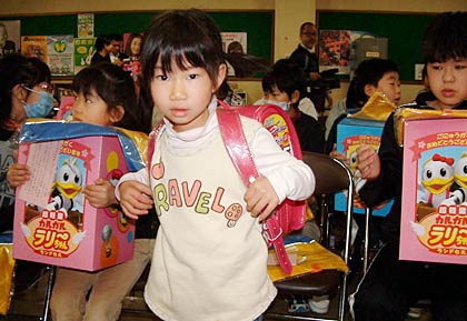 初めてランドセルを背負う新1年生