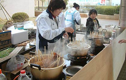三条市総合福祉センターでおでん650食を調理する日本赤十字奉仕団三条支部