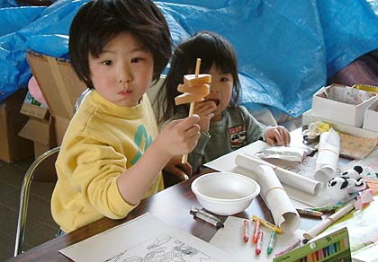 おでんを食べる子どもたち