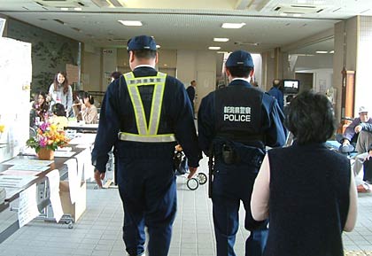 避難所を巡回する三条署員