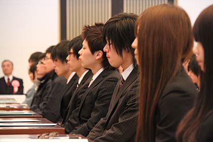 真新しいスーツで背筋を伸ばす新卒の就職者