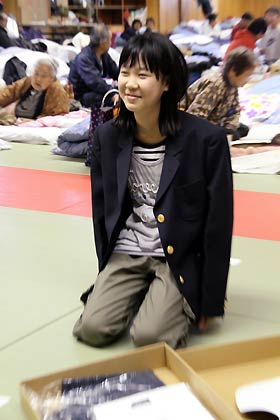 燕市小池中に進学する第2避難所の大木戸奈々子さん、小池中の制服のブレザーを羽織ってにっこり
