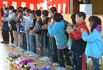 三条小学校の1学期の始業式で自己紹介する三条市へ避難している子どもたちなど