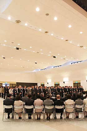 大規模改修工事が終わった燕市吉田産業会館大ホール、こけら落としとなった燕市退任式