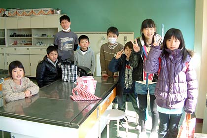 避難所から通学する大関小に転入した子どもたち