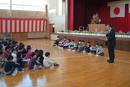 始業式で在校生と転入生が対面、天海校長の話