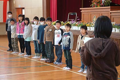 始業式で緊張気味の転入生に6年生が歓迎の言葉
