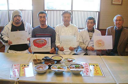 「一小カレーラーメン」を販売する各店店主