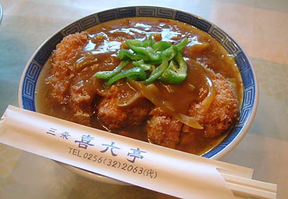 カツカレーラーメン(900円)＝喜六亭（一ノ門２）