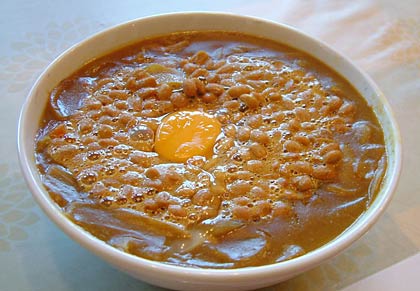 なっとうカレーラーメン(800円)＝丸竹（興野1）