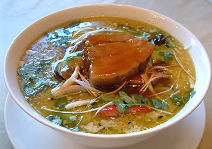 角煮グリーンカレーラーメン(1,200円)＝朱夏（興野1）
