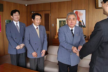 鈴木市長に義援金を手渡す越後ライオンズクラブ、右から亀倉会長、藤田幹事、北村会計
