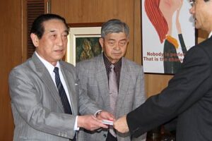 県市町村職員年金者連盟旧吉田支部が燕市へ避難している人たちのためにと10万円を燕市に