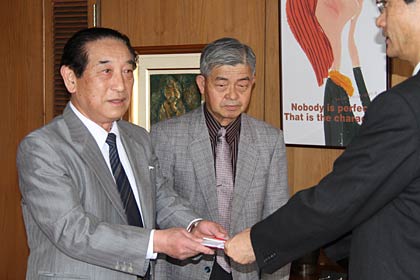  県市町村職員年金者連盟旧吉田支部が燕市へ避難している人のために10万円、左から旧吉田町の片桐元農政課長、横山元西蒲南部消防署長