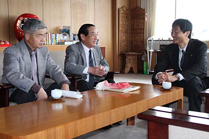 昔を懐かしみ鈴木市長と歓談する