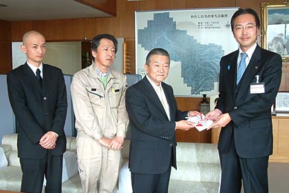 左から協同組合大島工業団地の小柳生年部会長、笠原副理事長、岡田理事長、国定市長
