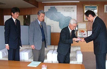 三条市への避難者に役立ててほしいと三条造園建設業協会が10万円を寄付、左から石川会計、刈屋副会長、関会長、市長