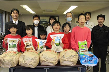 燕ミニバスケットボールスポーツ少年団「燕ジュニアドラゴンズ」が第2避難所へ義援米、贈呈式で記念撮影