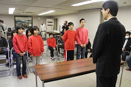 贈呈式で「燕ジュニアドラゴンズ」をほめる鈴木市長