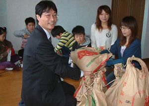 燕市内の避難所から市営住宅に初めて入居した姉妹の2世帯に市民から寄付されたコシヒカリ90キロをプレゼント
