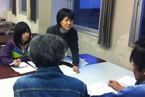 燕市の第2避難所のを訪れて避難している市民と話す南相馬市の職員