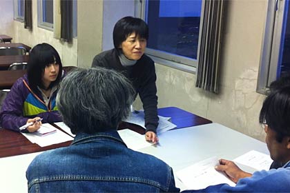  燕市の第2避難所のを訪れて避難している市民と話す南相馬市の職員