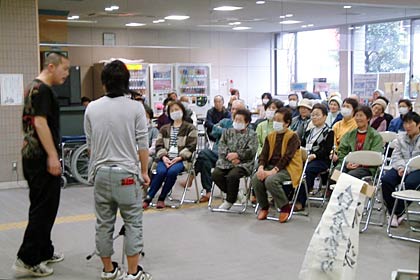 現役高校生を中心とするお笑い集団「笑健」が三条市総合福祉センターの避難所を慰問