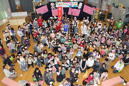 燕市児童研修館こどもの森で開かれた東日本大震災復興記念ライブ「あきらちゃん&ラーメンちゃんのあそびうたライブ♪」