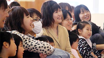 子どもよりお母さんの方に笑顔がいっぱい