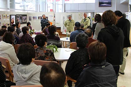 東日本大震災から1カ月の三条市勤労青少年ホームへ状況報告に訪れた南相馬市議ら