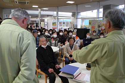 ソレイユ三条に避難している人たちに状況報告を行う南相馬市議ら