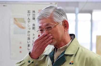 涙をこらえきれず、何度も声を詰まらせる高野前市議