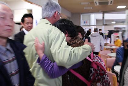 高野前市議に思わず抱きつく女性