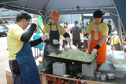 夜店市でもおなじみの焼きそば