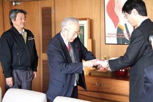 左から日本金属ハウスウェア工業組合の池田副理事長、柄沢代表理事、鈴木燕市長