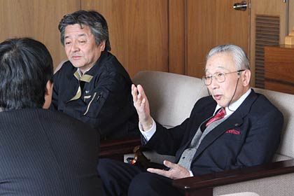 鈴木市長と話す柄沢代表理事と池田副理事長