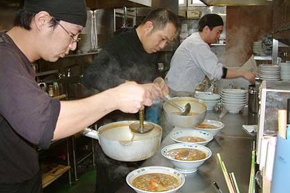 三条市へ避難している人たちに三条カレーラーメンをサービスする「大衆食堂　正広」、中央が阿部店主、奥が「お食事処　はらや」の原店主
