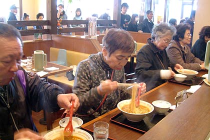 カレーラーメンを味わう三条市体育文化センターの避難所の皆さん