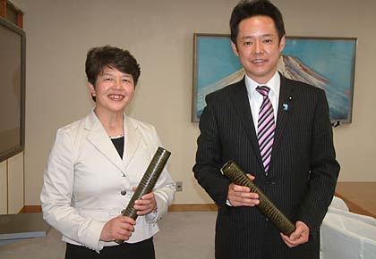 県議選三条市区で当選した2期目の佐藤氏(右)と初当選の坂田氏(左)