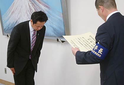 高野三条市選管委員長から当選証書を受ける佐藤氏