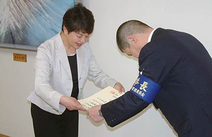 当選証書を受ける坂田氏