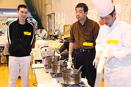 三条市勤労青少年ホーム「ソレイユ三条」で汁粉をふるまう弥彦観光協会