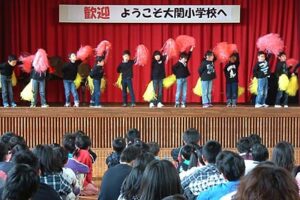 燕市に避難している小学生10人が転入した燕市大関小で6年生企画の「福島の友だちを迎える会」、ダンスや縄跳び、歌などを披露