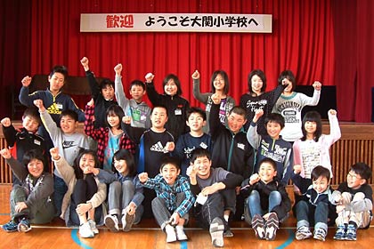 転入生2人を迎えた6年生で記念写真
