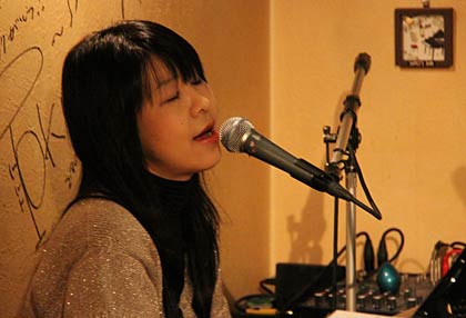 「アフリカ眼科医療を支援する会」のイメージソングを作詞作曲した佐藤弥生さん