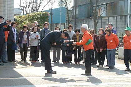 三条市南四日町1、2丁目の老人クラブ「熟年いこいの会」が避難所となっている勤労青少年ホーム「ソレイユ三条」前で国定市長に15万円