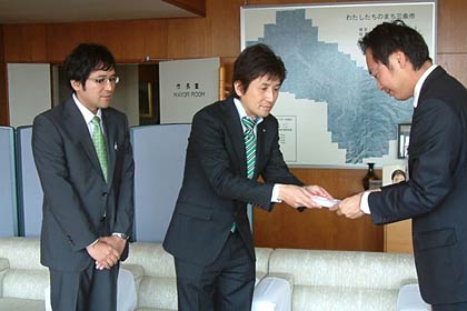 坂謙の左から坂井新潟県内営業部長、坂井社長、そして国定市長
