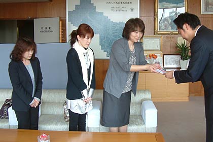 きらきら保育園の平成22年度父母会が10万円を寄付