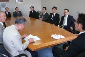 三条市役所へ寄付に訪れた三条市内4つのロータリークラブの寄付